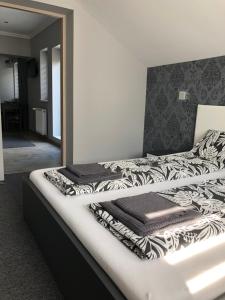 Un pat sau paturi într-o cameră la Tardosi Vendégház