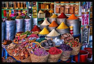 穆罕默迪耶Appartement Cosy - Corniche plage Mohammedia的市场中篮子中不同颜色的香料的展示