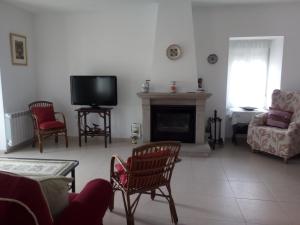 a living room with a fireplace and a tv at Casa Rural Mimbrero in Aldeadávila de la Ribera