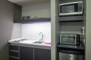 una pequeña cocina con microondas y fregadero en Premium Studio at Central Location Palermo -T707- en Buenos Aires