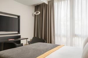 a bedroom with a television and a bed at Exe Plaza Catalunya in Barcelona