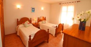 - une chambre avec 2 lits et un vase de fleurs dans l'établissement Can Toni, à Campos 25 autres photos