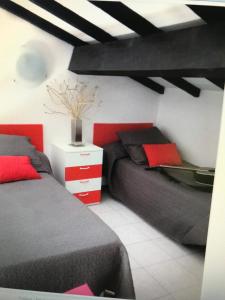 ギソナクシアにあるMarina corsaの赤と黒のベッドルームにベッド2台が備わります。