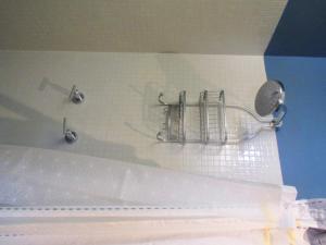 eine Dusche in einer Badewanne mit Duschkopf in der Unterkunft Quinua Boutique Apartments in Cusco