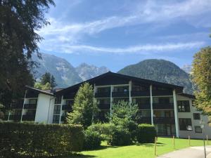 un bâtiment avec des montagnes en arrière-plan dans l'établissement Studio Lofer, à Sankt Martin bei Lofer