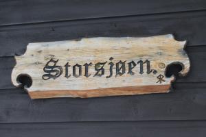 a wooden sign on the side of a building at Hodalen Fjellstue in Tolga