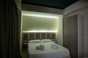 sypialnia z dwoma misiami na łóżku w obiekcie Hotel Cliché w mieście San Lucido