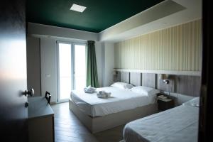 Postel nebo postele na pokoji v ubytování Hotel Cliché + 37 fotografií