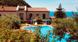 una casa con piscina junto al océano en Maison Marida, en Maratea