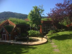 een huis met een hek en een tuin bij Fjordside Lodge in Hordvik