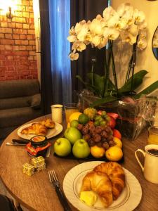 una tavola ricoperta di piatti di cibo e frutta di Dubrovnik Summer Industry Apartment a Dubrovnik