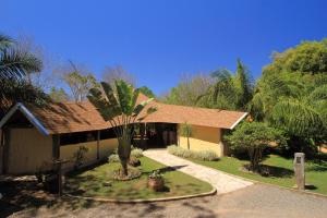 une maison avec un palmier en face dans l'établissement Hotel Cabanas, à Bonito
