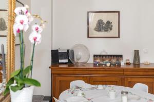 une salle à manger avec une table et un four micro-ondes dans l'établissement Chambre d'Hôtes Les Clés des Places, à Arras