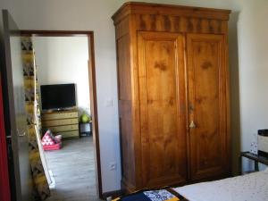 TV a/nebo společenská místnost v ubytování Géranium et Manguier Guest House