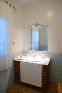 a bathroom with a sink and a mirror at Casa Rural Típica Andaluza, WiFi,Piscina, Barbacoa, Aire Acondicionado, 5min Centros in Alhaurín el Grande