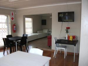 Μια τηλεόραση ή/και κέντρο ψυχαγωγίας στο NALEDI LODGE & GUEST HOUSES