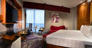 グアダラハラにあるHard Rock Hotel Guadalajaraのベッドとリビングルームがあるホテルの部屋 +23枚の写真