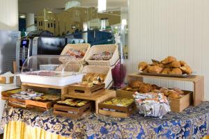 a display of bread and pastries on a table at Hotel Holiday in Vasto