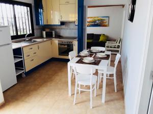 コスタ・デル・シレンチオにあるmodern bright apartment in Chayofitaのキッチン、ダイニングルーム(テーブル、椅子付)