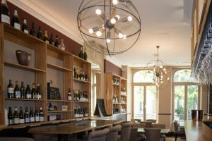 um bar com muitas garrafas de vinho em La Cave de l'Avenue de champagne em Épernay