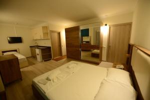 Postel nebo postele na pokoji v ubytování Hotel Aristocrat Batumi