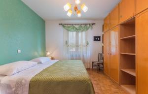 une chambre avec un grand lit avec un mur végétal dans l'établissement HH Korsa with shared pool, à Sveti Lovreč Pazenatički 29 autres photos