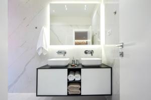 Ένα μπάνιο στο Apartments Vincero +43 φωτογραφίες
