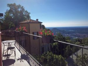 a balcony of a house with flowers on it at Casa Vacanze Como Brunate in Brunate