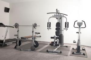 un gimnasio con varios equipos de ejercicio en una habitación en Montis Hotel & Spa, en Poniatowa