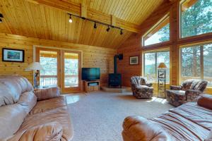 Posezení v ubytování Twin Pines Cabin