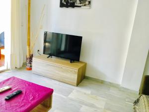Televízia a/alebo spoločenská miestnosť v ubytovaní Gran Calahonda