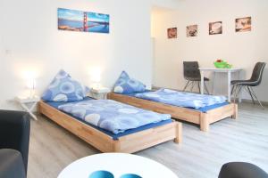 A bed or beds in a room at Apartmondo Ferienapartments