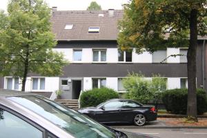 a black car parked in front of a house at Apartmondo Ferienapartments in Oberhausen