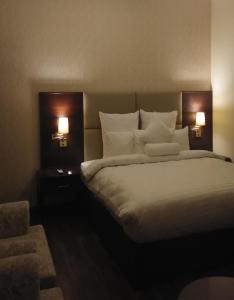 A bed or beds in a room at S Chalet Multan