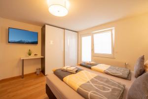 A bed or beds in a room at Ferienwohnung - Bergblick - Vandans