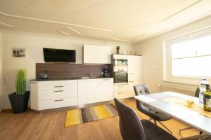 A kitchen or kitchenette at Ferienwohnung - Bergblick - Vandans