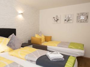 A bed or beds in a room at Ferienwohnung - Bergblick - Vandans