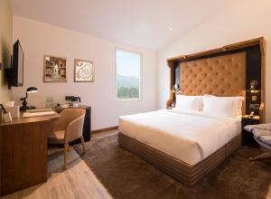 TV a/nebo společenská místnost v ubytování The Radh Hotel