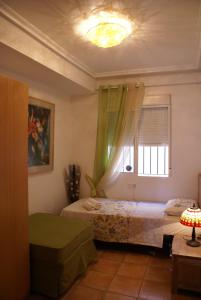 ein Schlafzimmer mit zwei Betten und einem Fenster in der Unterkunft Oriheula Costa Cabo Roig 6 in Playas de Orihuela + 19 Fotos