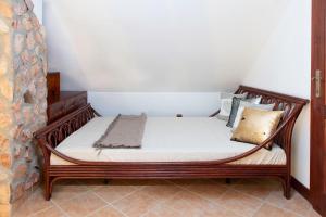 a bed in the corner of a room at Hajdu Apartman 2. in Hajdúszoboszló
