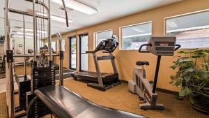 The fitness centre and/or fitness facilities at Best Western Inn at the Rogue