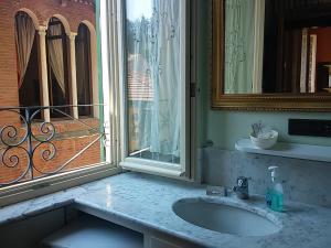 A bathroom at Amber Apartment