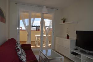 ベラにあるNuevo Confort de Vera Playaのリビングルーム(テレビ付)が備わります。バルコニーの景色を望めます。
