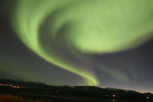 una imagen de la aurora boreal en el cielo en Hofsstadir Farmhouse, en Hofstaðir