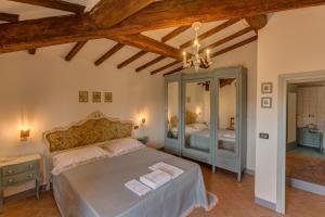 een slaapkamer met een groot bed in een kamer bij Casa il Castello in Gambassi Terme