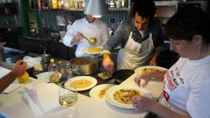 eine Gruppe von Menschen in einer Küche, die Lebensmittel zubereiten in der Unterkunft Il Vecchio Frantoio in Stella Cilento
