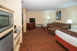 TV a/nebo společenská místnost v ubytování Governors Suites Hotel Oklahoma City Airport Area