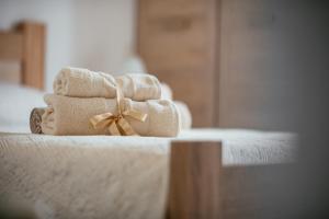 科托尔Big Hill Apartment的床上有弓的一堆毛巾 更多13张照片