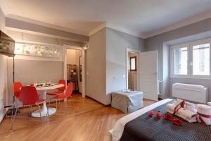 Zimmer mit einem Bett, einem Tisch und Stühlen in der Unterkunft Mamo Florence - Espresso Apartment in Florenz