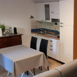 una pequeña cocina con mesa y fregadero en Appartamento Modena Park, en Módena